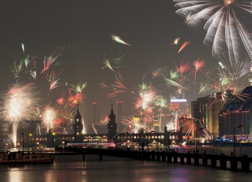 Silvesterfeuerwerk über der Spree