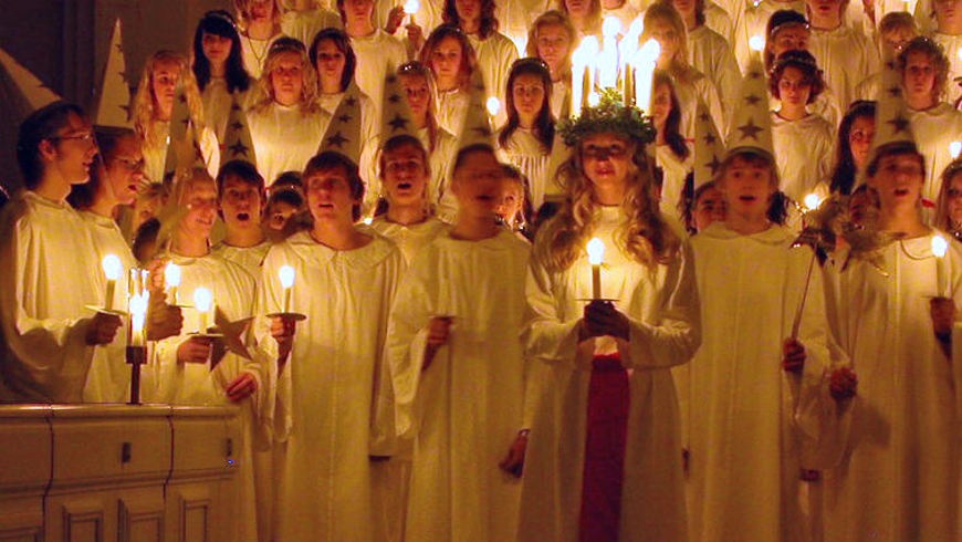 Fest zu Ehren der Schwedischen Lichterkönigin Lucia in einer schwedischen Kirche