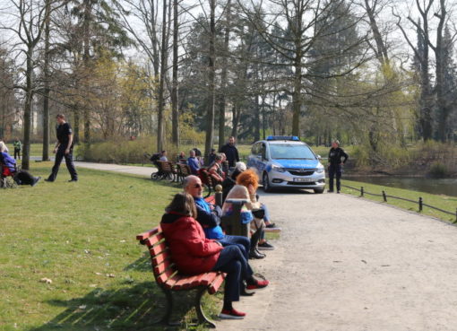 Polizei kontrolliert Infektionsschutz-Auflagen im Gemeindepark in Lankwitz