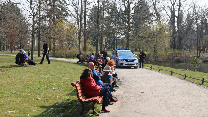 Polizei kontrolliert Infektionsschutz-Auflagen im Gemeindepark in Lankwitz