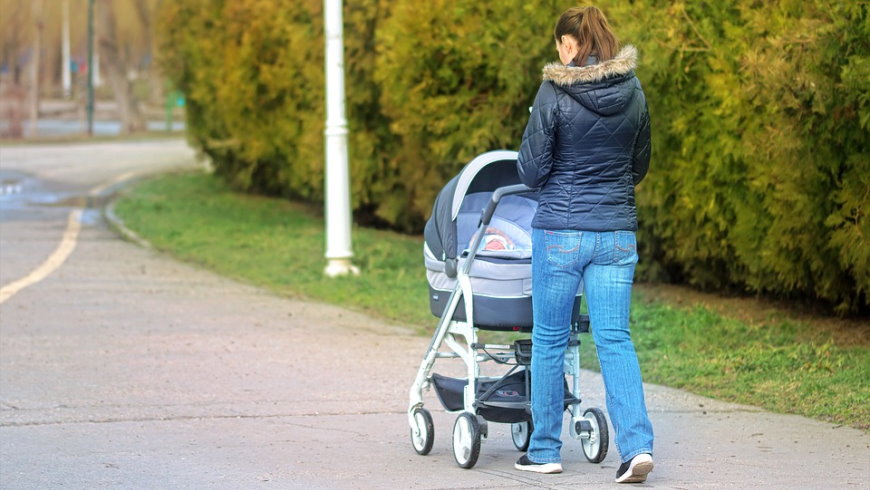 Alleinerziehende mit Kinderwagen