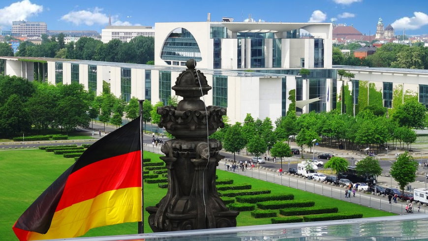 Bundeskanzleramt im Blick der Bürger von der Besucherterrasse des Reichstagsgebäudes