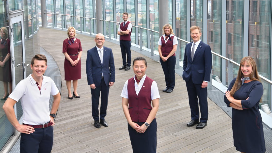 Die neue Unternehmensbekleidung: Mitarbeiterinnen von DB Fernverkehr / DB Regio / DB Vertrieb und Mitarbeiter von DB Station&Service / DB Regio auf einem Gruppenbild mit Dr. Richard Lutz, CEO DB und Martin Seiler, Vorstand Personal und Recht - Foto: © Deutsche Bahn AG / Oliver Lang
