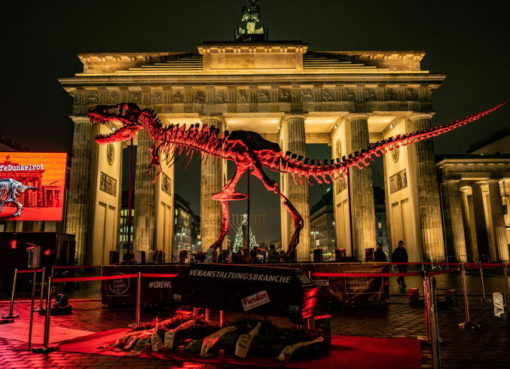 Mahnwache mit original T-Rex-Skelett