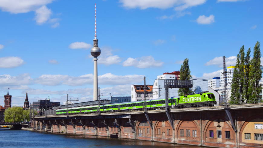 Flix Train auf der Stadtbahn - Foto: © Flix Train