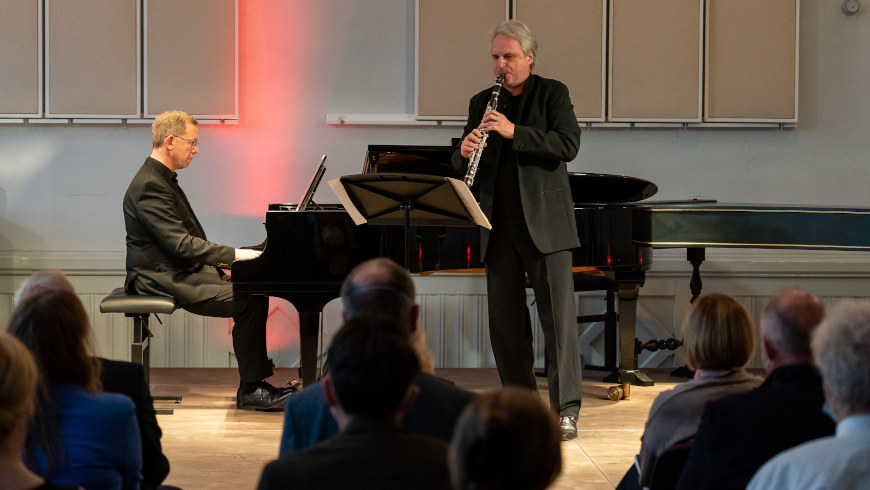 Jurymitglieder Matthias Glander, Soloklarinettist der Staatskapelle (rechts), und Frank Immo Zichner, Pianist