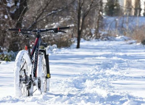 Mountain-Bike im Schnee