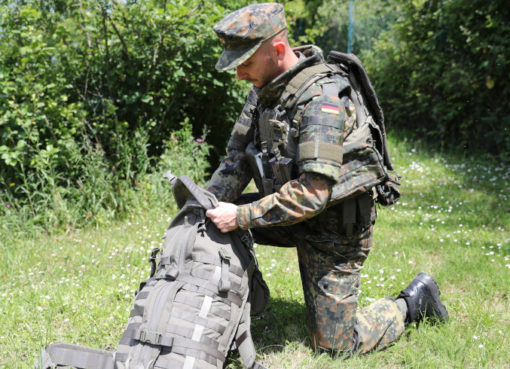 Soldat mit Schutzwestensystem MOBAST und Rucksacksystem