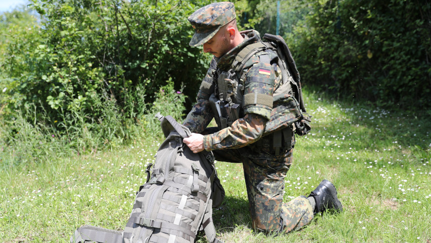 Soldat mit Schutzwestensystem MOBAST und Rucksacksystem