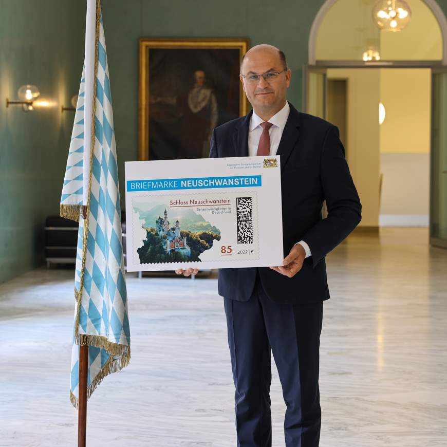 Finanz- und Heimatminister Albert Füracker stellt neue Sonderbriefmarke „Schloss Neuschwanstein“ vor - Foto: StMFH/Christian Blaschka