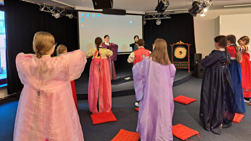 Die Schüler lernen, wie man die Sebae-Zeremonie richtig durchführt.
The students are learning how to do the sebae correctly. 
세배 연습하는 학생들
Foto: © Koreanisches Kulturzentr