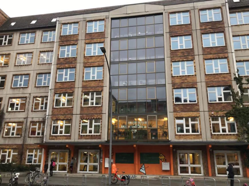 Eingang der Grundschule am Brandenburger Tor in der Wilhelmstraße 52 in 10117 Berlin - Foto: Elterninitiative