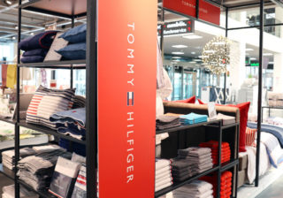 Tommy Hilfiger u. XXXLutz arbeiten seit April 2023 zusammen