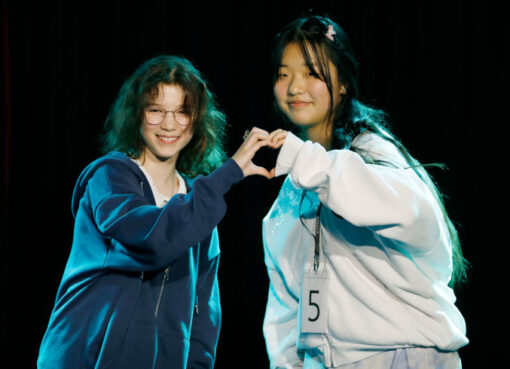 Isabella und Ahin tanzen zu Perfect Night von Le Sserafim.