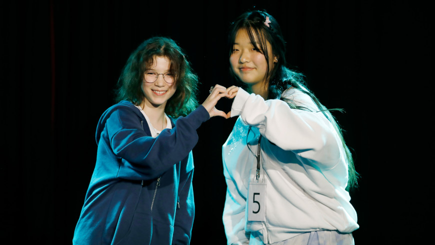 Isabella und Ahin tanzen zu Perfect Night von Le Sserafim.