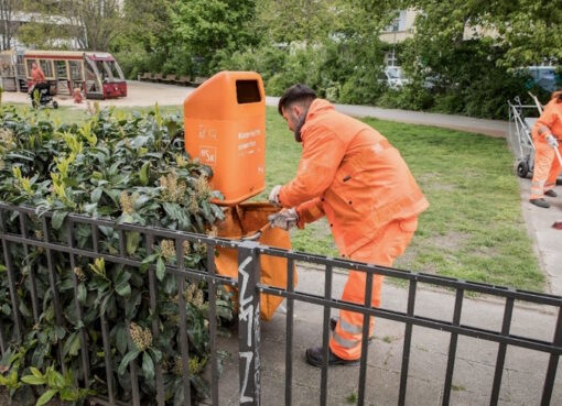 BSR-Reinigungskräfte in einer Grünanlage