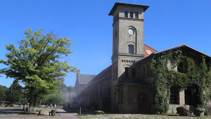 Staubwolke im Gutshof Britz