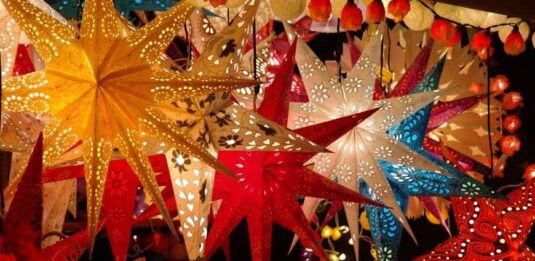 Weihnachtssterne auf einem Weihnachtsmarkt