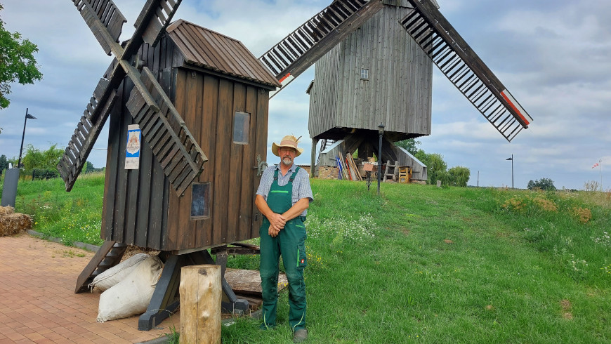 Müllermeister Ulrich Hyna vor der Beelitzer Bockwindmühle