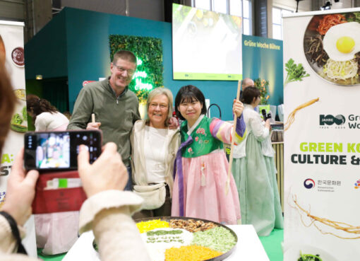 Besucherinnen und Besucher schießen Fotos mit dem XXL-Bibimbap