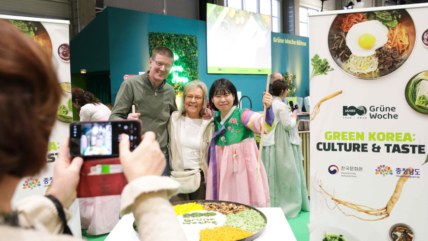 Besucherinnen und Besucher schießen Fotos mit dem XXL-Bibimbap