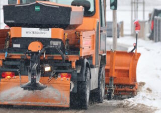 Winterdienst mit Streufahrzeug
