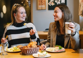 Entspannt genießen: Frühstücken bei Junge