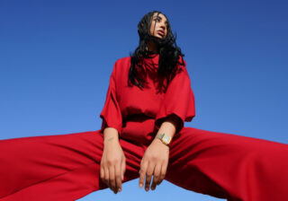 Weite Hosen und Tomatenrot sind im Trend.