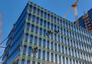 Fensterreinigung an einem Bürogebäude nahe Möckernbrücke