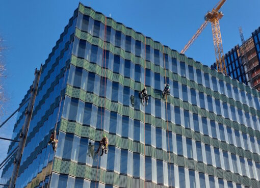 Fensterreinigung an einem Bürogebäude nahe Möckernbrücke