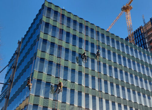 Fensterreinigung an einem Bürogebäude nahe Möckernbrücke