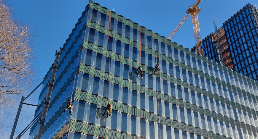 Fensterreinigung an einem Bürogebäude nahe Möckernbrücke