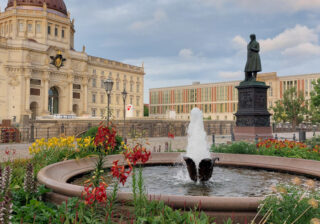 Brunnen auf dem Schinkelplatz ist eine kleine Oase.