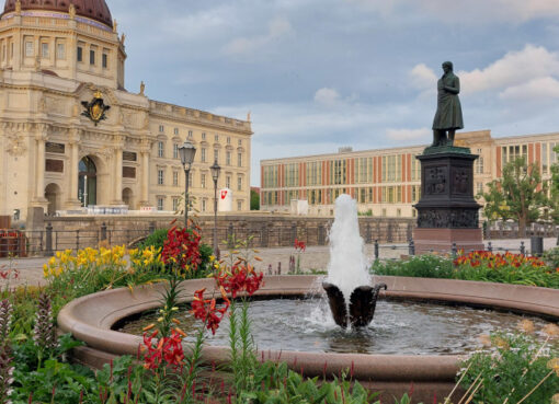 Brunnen auf dem Schinkelplatz ist eine kleine Oase.