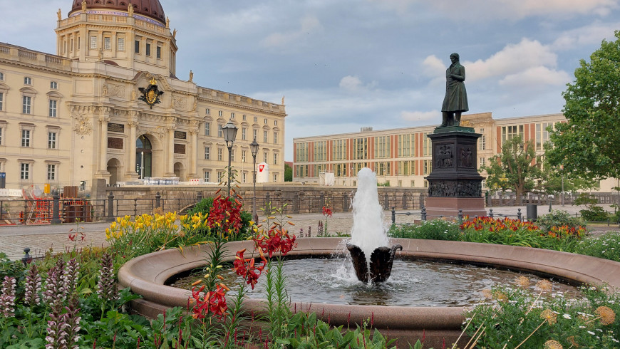 Brunnen auf dem Schinkelplatz ist eine kleine Oase.