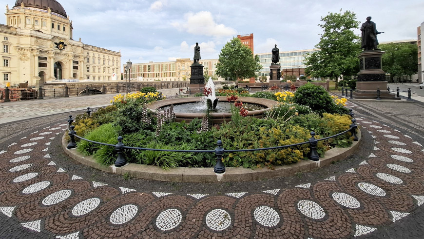 Brunnenanlage und Pflasterung bilden ein harmonisches Bild am Schinkelplatz