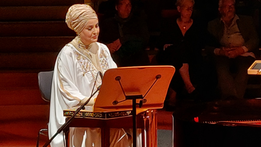 Dr. Khadija El Afrit von Nasmāt Carthage spielt das arabische Saiteninstrument Kanun.